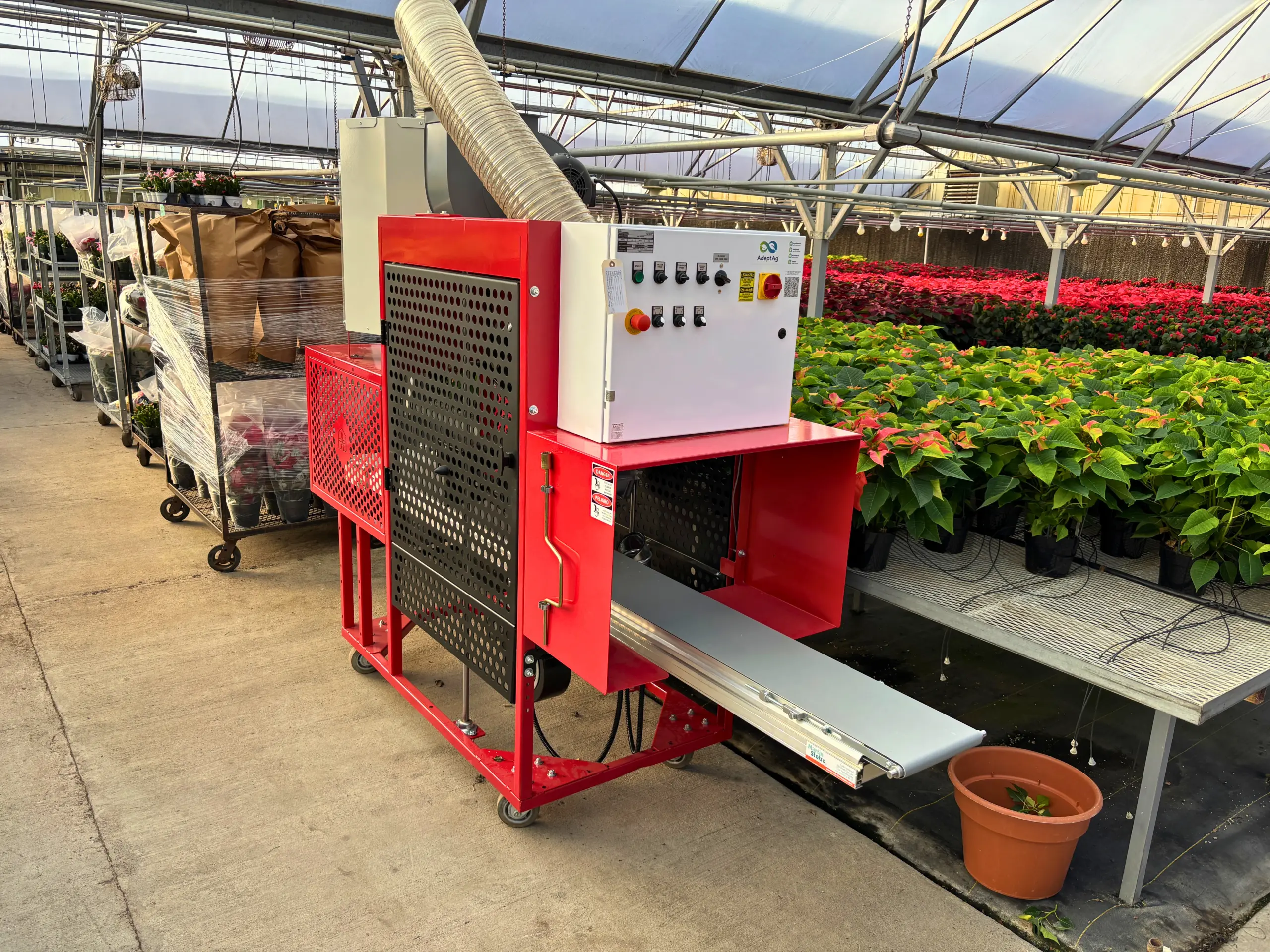 Venti-004-Trimmer in greenhouse